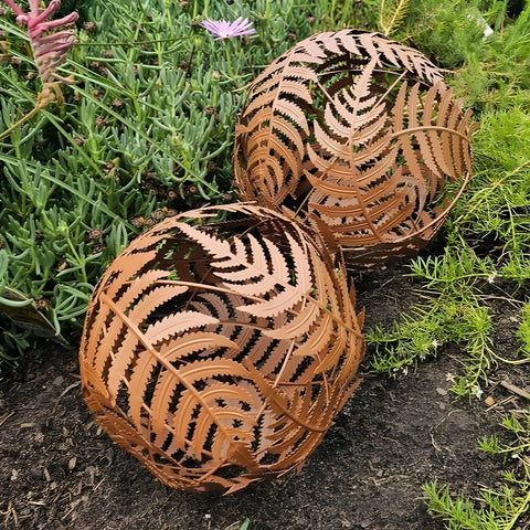 Set 2 Medium Rustic Fern Design Decorative Garden Balls- 35cm