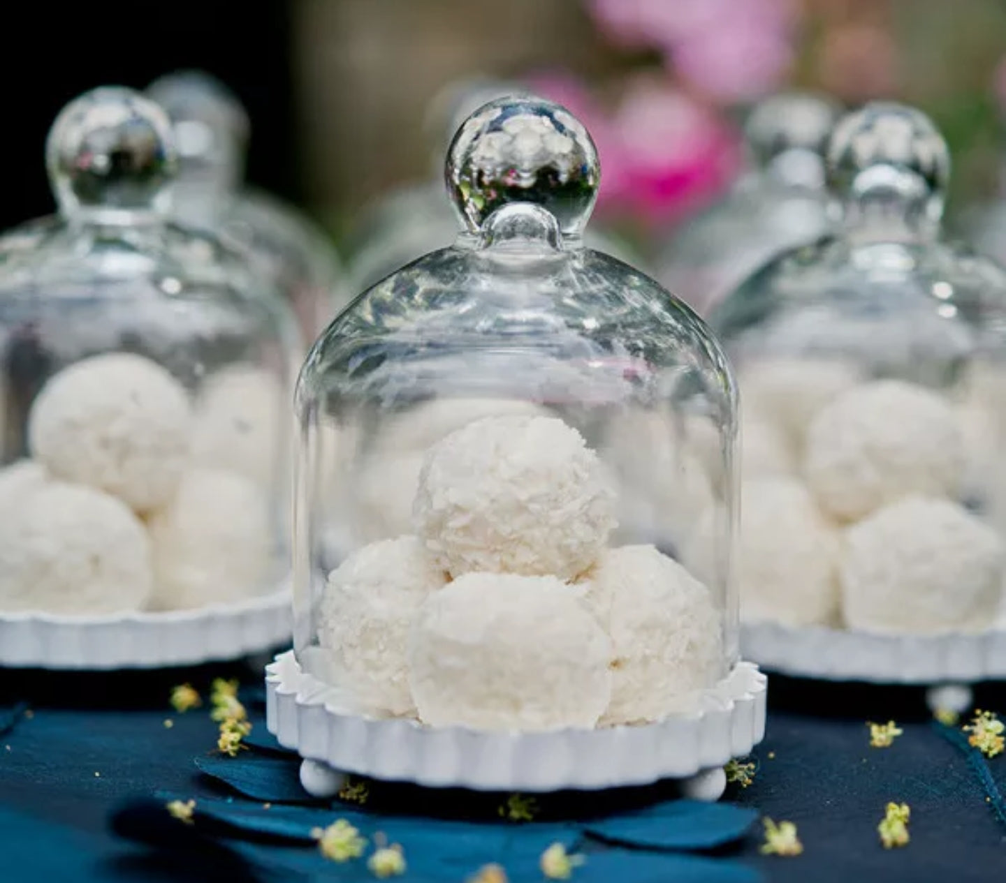 Mini Clear Glass Bell Wedding Favour Cupcake Candle Jar Holder with Cloche Dome Lid on White Fluted Base Gift Bomboniere Christening Baptism Party Events Candle Making Display Stand Dessert Macaroons